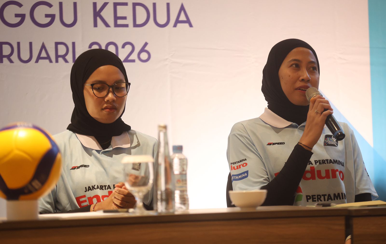 Opposite Hitter Jakarta Pertamina Enduro Megawawati Hangestri (kanan) menjwab pertanyaan awak media di Malang pada Rabu (4/2). (Darmono/RadarMalang)