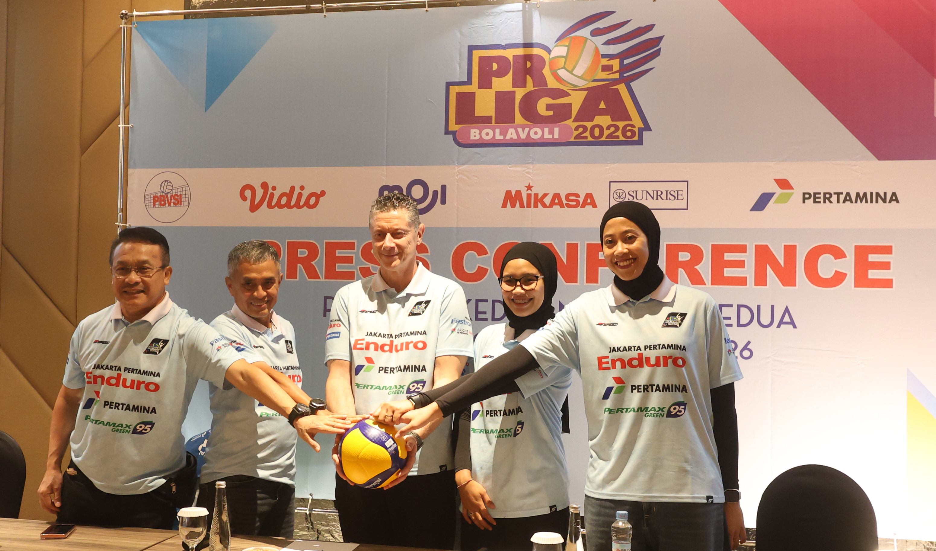Pelatih, pemain, dan ofisial Jakarta Pertamina Enduro menghadiri konferensi pers jelang Proliga 2026 seri Malang, Rabu (4/2). (Darmono/Radar Malang)