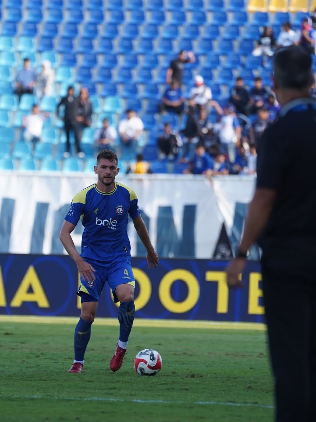 Bek Arema FC Odivan Koerich hendak mengumpan bola. (Instagram Odivan Koerich)