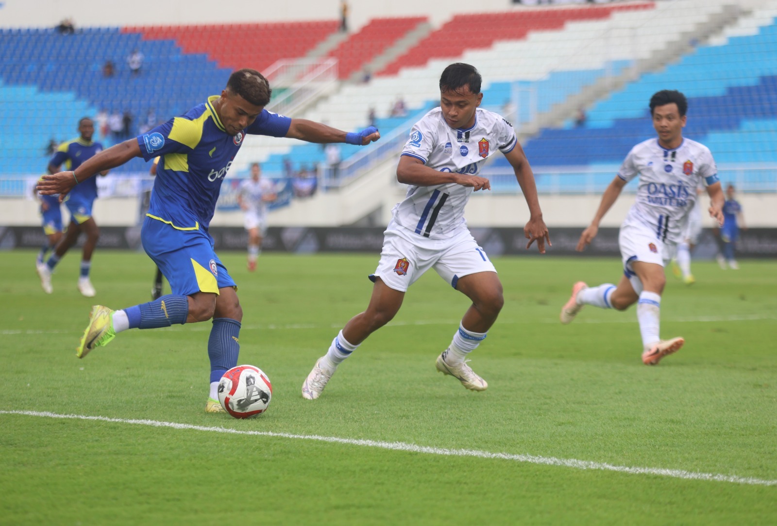 TIDAK BOLEH PUAS: Winger Arema FC Gabriel Silva (kiri) berusaha melepaskan umpan dalam laga BRI Super League melawan Persijap Jepara di Stadion Kanjuruhan, 2 Februari.