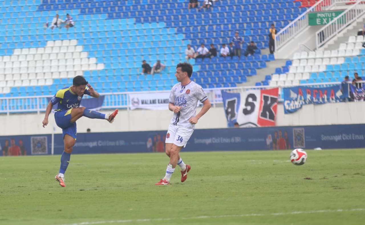 PERFORMA POSITIF: Fullback kanan Arema FC Rio Fahmi melepaskan tendangan dalam laga melawan Persijap Jepara di Stadion Kanjuruhan, Senin lalu (2/2).