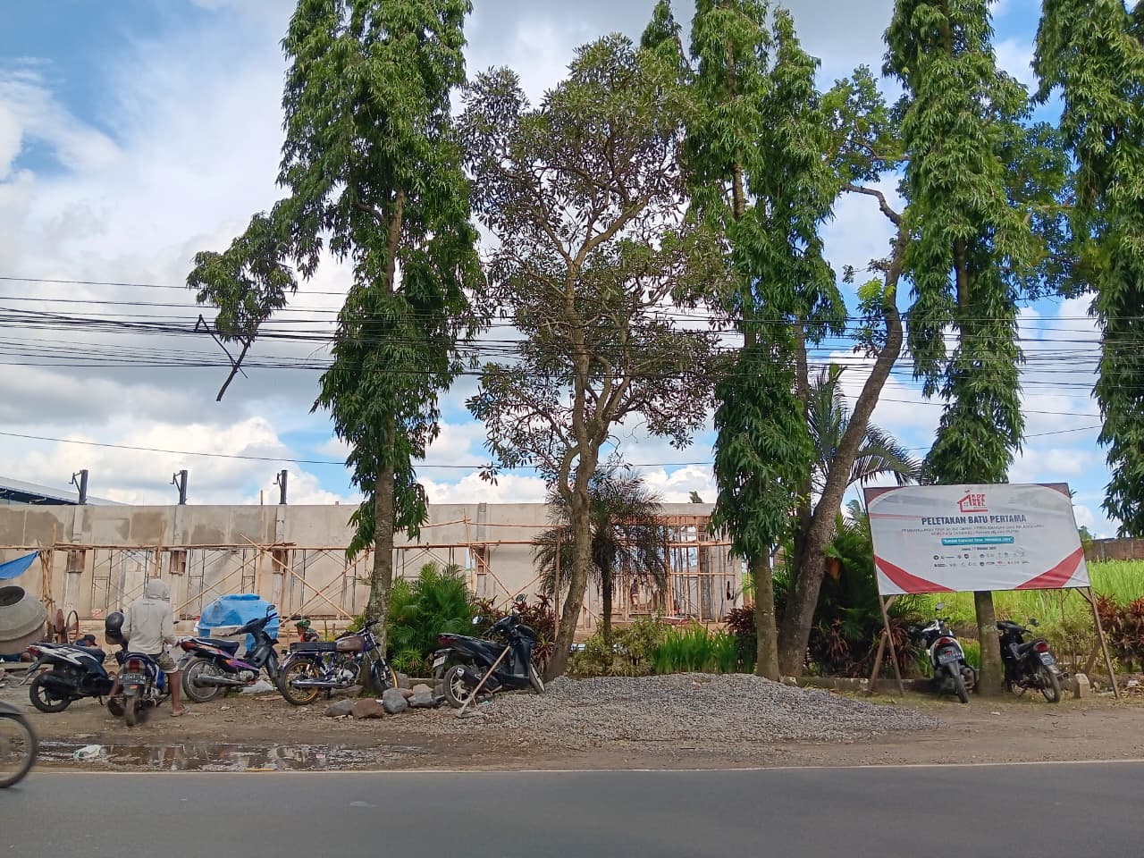 SEGERA BEROPERASI: Pembangunan gerai KDMP Karangpandan, Kecamatan Pakisaji masih berlangsung sampai kemarin (3/2).