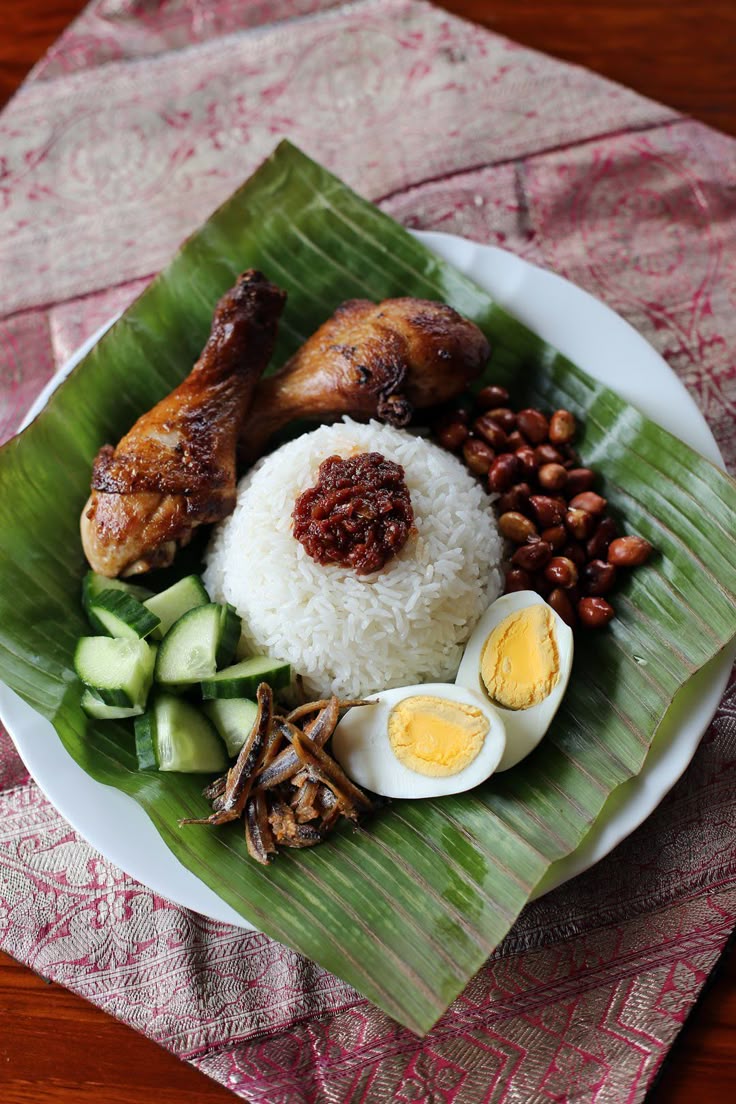 BIKIN NGILER: Sajian nasi lemak yang menggugah selera ini merupakan hidden gem di Malang yang sukses membuat pengunjung ketagihan. (Pinterest)