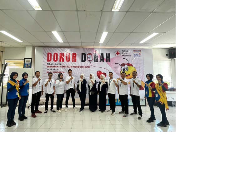 INDOMARET PEDULI BERBAGI: Sejumlah karyawan PT Indomarco Prismatama Cabang Malang dan PMI Kota Malang foto bersama seusai gelar donor darah, Selasa lalu (3/2).