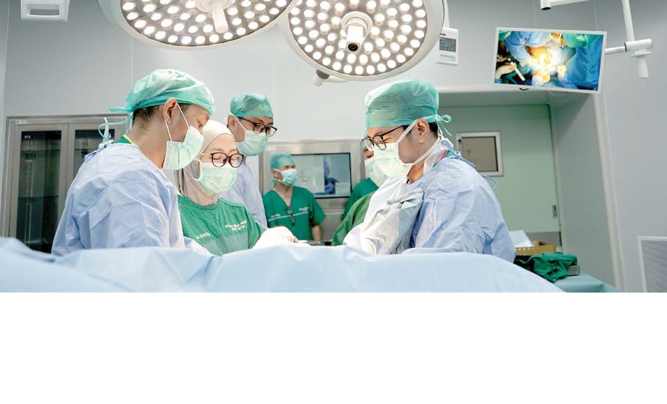PERDANA: Tim medis dan paramedis RSSA melaksanakan operasi pertama yakni Total Hip Replacement di Grand Paviliun pada Rabu (4/2).