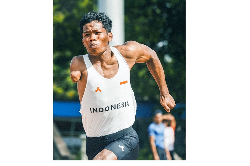 TAK PATAH SEMANGAT: Joko Muliyono naik podium setelah finis di posisi ketiga. Foto kanan, Joko Muliyono tampil pada nomor lari para-atletik dalam ASEAN Para Games Thailand 2025.