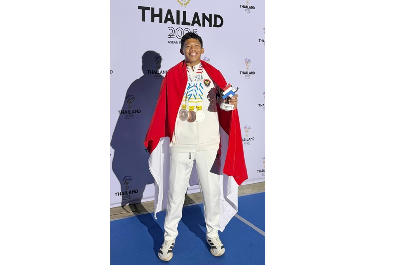 TAK PATAH SEMANGAT: Joko Muliyono naik podium setelah finis di posisi ketiga. Foto kanan, Joko Muliyono tampil pada nomor lari para-atletik dalam ASEAN Para Games Thailand 2025.