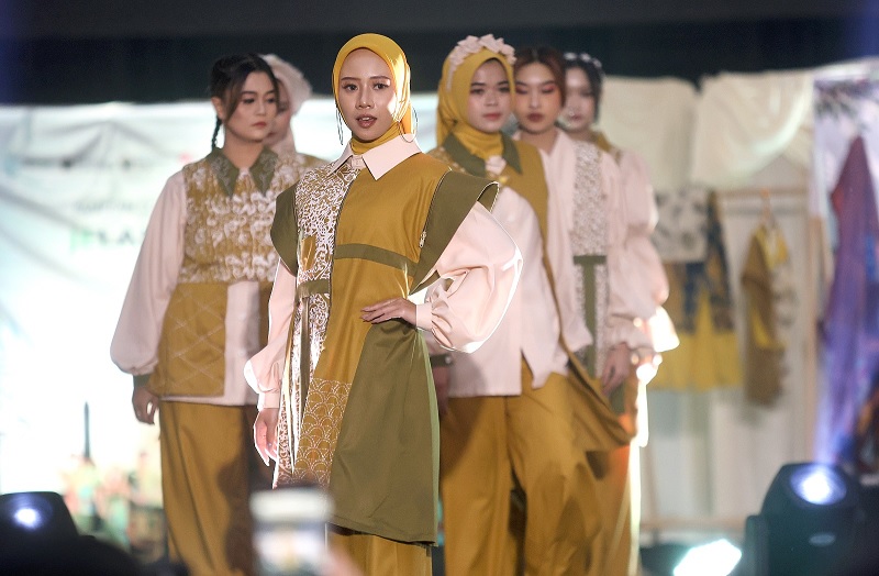 FASHION SHOW: Para model memeragakan busana dalam festival Jelang Julang di Gedung Malang Creative Center (MCC) kemarin.