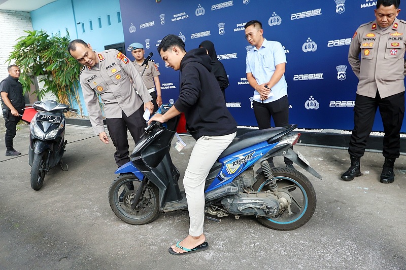 DI BAWAH UMUR: Kapolresta Malang Kota Kombes Pol Putu Kholis Aryana (kiri) menunjukkan sepeda motor hasil curian dua anak, masing-masing berusia 10 tahun dan 16 tahun.