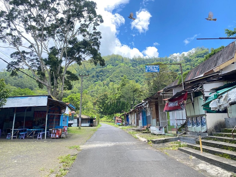 BAKAL DIBANGKITKAN LAGI: Bekas Pasar Songgoriti menyisakan banyak kios kosong karena sepinya pengunjung. Pengembangan wisata Songgoriti akan dibagi dalam enam objek.