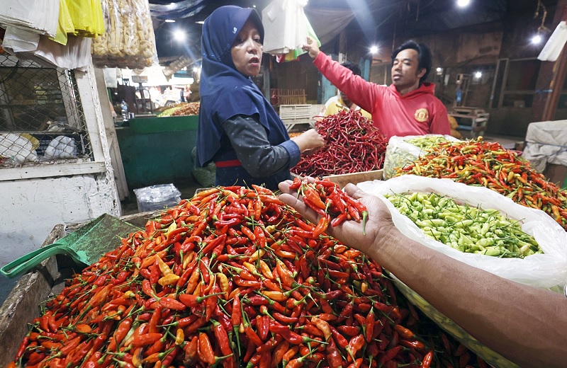 KOMODITAS: Seorang pedagang cabai di Pasar Induk Gadang (PIG) melayani pembeli kemarin (4/2). Harga cabai rawit merangkak naik menjelang bulan Ramadan.
