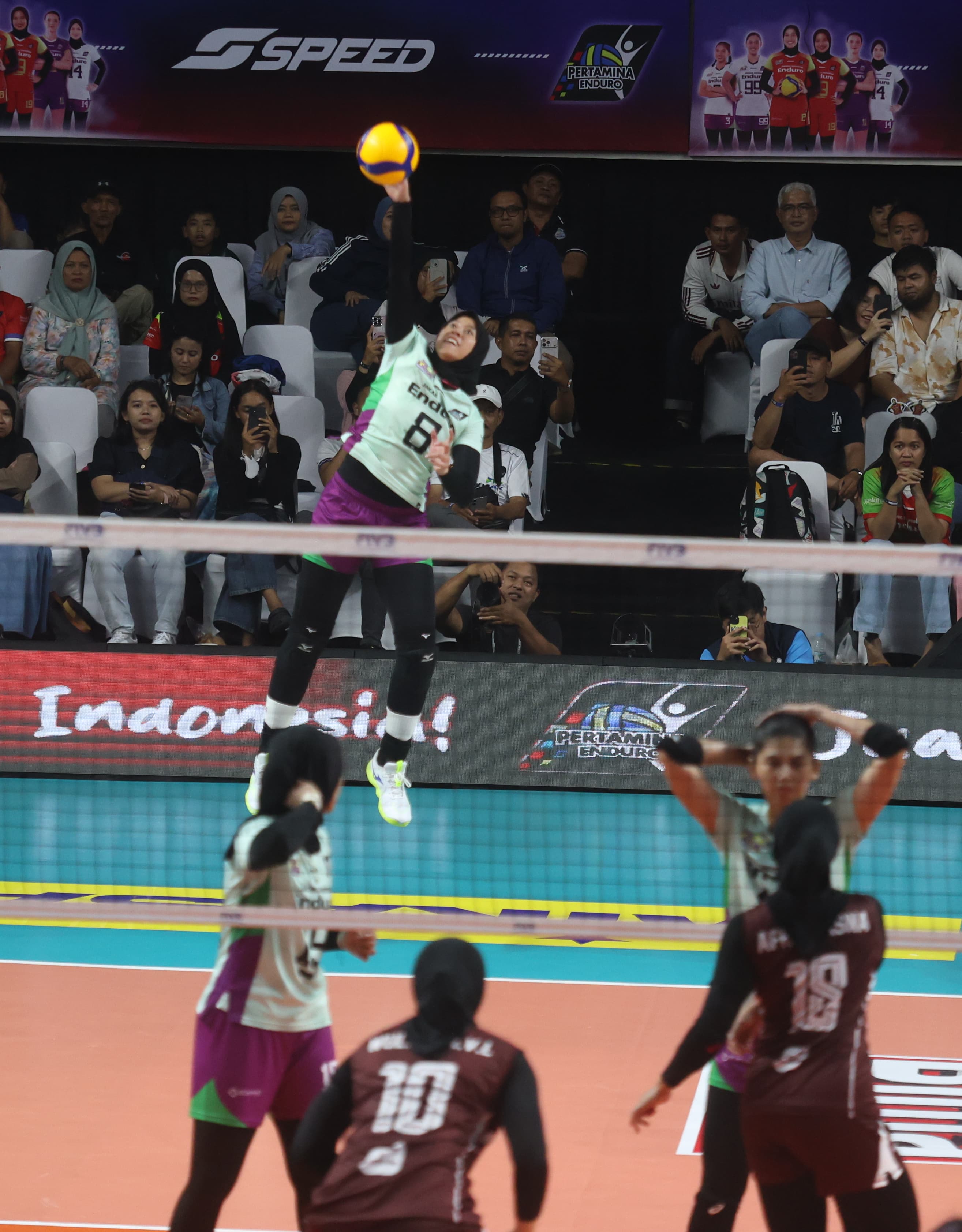 Opposite Hitter Jakarta Pertamina Enduro (JPE) Megawati Hangestri melakukan serve saat melawan Jakarta Electric PLN di GOR Ken Arok  dalam Proliga 2026 seri Malang, Kamis (5/2). (Darmono/Radar Malang)
