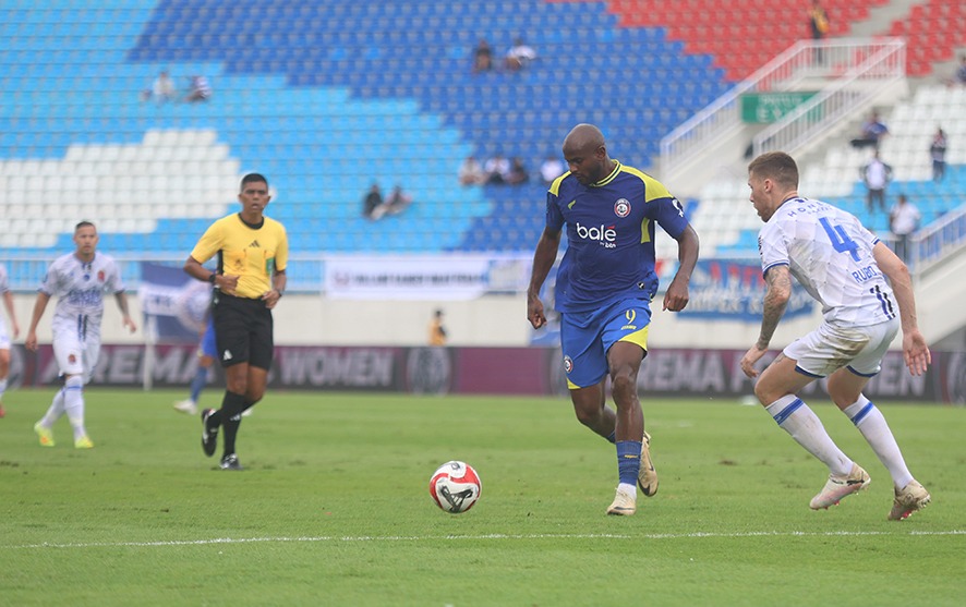 PERLU BUKTIKAN KUAL ITAS : Joel Vinicius (kiri) berusaha lepas dari penjagaan pemain Persijap dalam laga BRI Super League di Stadion Kanjuruhan, Kabupaten Malang, 2 Februari lalu.