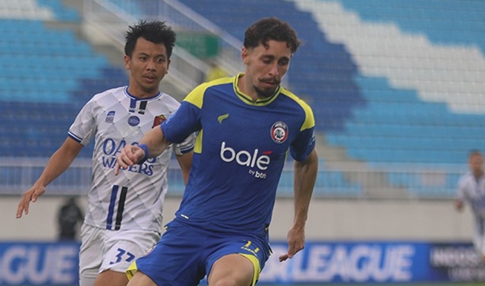 ADAPTAS I BAGUS: Gustavo Franca (kanan) berusaha menjangkau bola dalam laga melawan Persijap di Stadion Kanjuruhan, 2 Februari lalu.