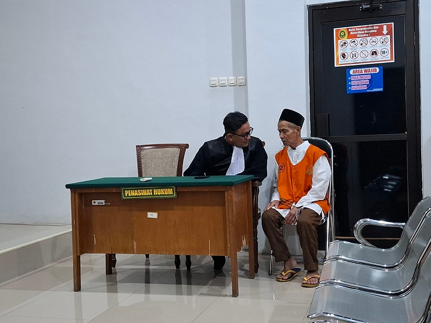 SAKIT-SAKITAN: Marsait, 77, warga Kecamatan Sumberpucung menjalani sidang vonis di PN Kepanjen, Selasa sore (3/2).