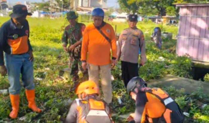 Tim gabungan melakukan pencarian pada bocah perempuan yang terseret derasnya air selokan (4/2). Sumber: TikTok/@user3446225910775