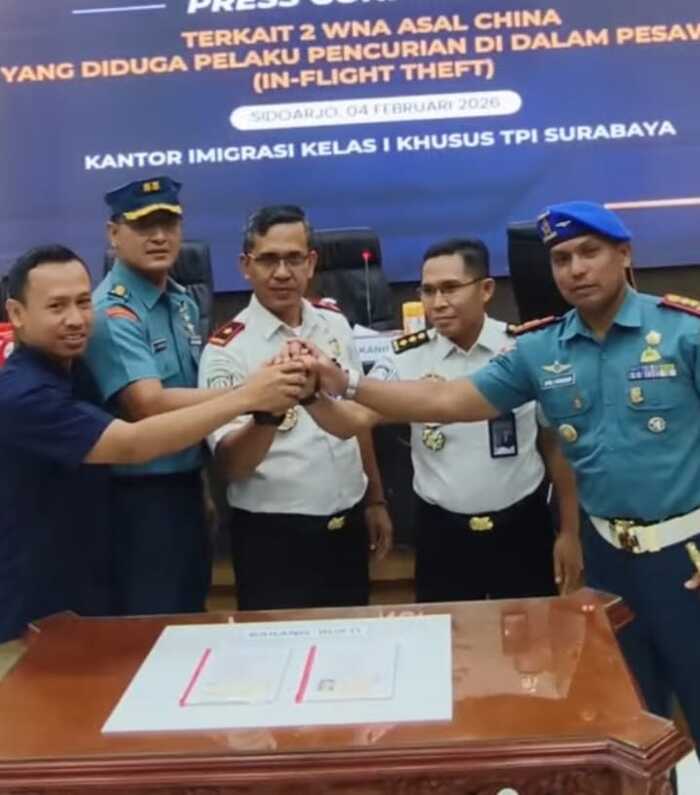 Kantor Imigrasi Kelas I Khusus TPI Surabaya menggelar konferensi pers terkait 2 WNA asal China yang diduga melakukan pencurian di pesawat rute Jakarta-Surabaya (Instagram/@imigrasisurabaya.daily).