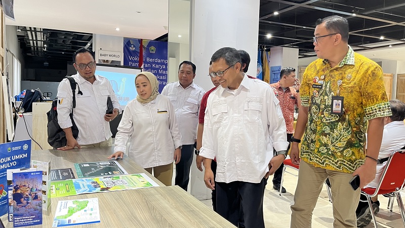 GELAR PAMERAN: Dekan Fakultas Vokasi UB Muhammad Kholid Mawardi (dua dari kanan) meninjau pameran hasil inovasi program KKN mahasiswa di Mal Transmart, kemarin.