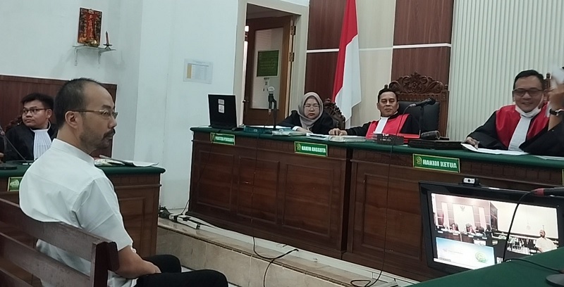 AJUKAN EKSEPSI: Peter Suyatmin disidang di PN Surabaya karena diduga menggunakan cek kosong dalam transaksi pembelian besi beton.