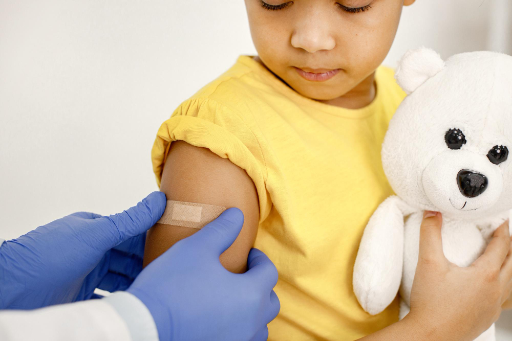 IMUNISASI dasar lengkap harus diberikan kepada anak agar memiliki imun tubuh kuat. (Freepik)