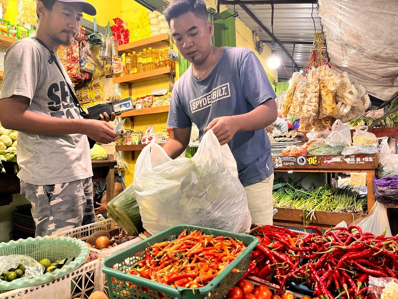 OMZET TURUN: Pedagang cabai di Pasar Mergan melayani pembeli kemarin siang. BI Malang mencatat penjualan eceran turun pada Januari lalu.