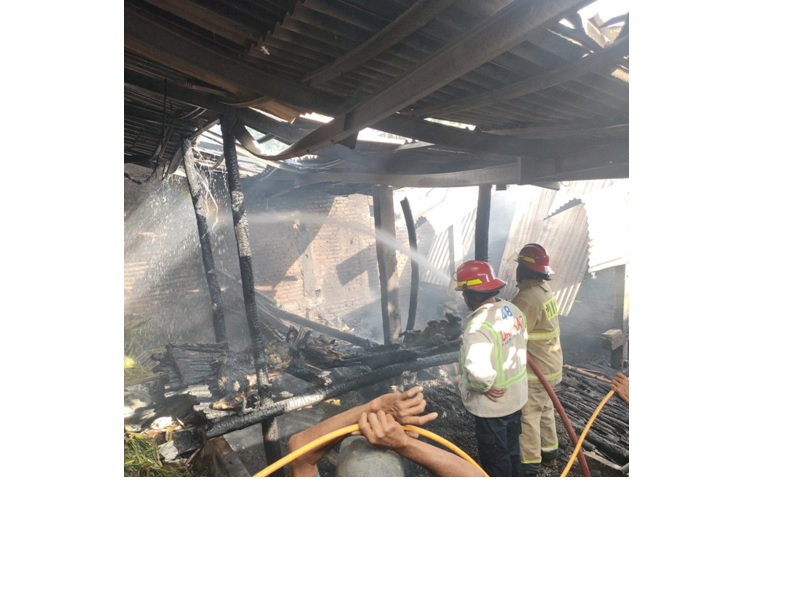 GARA-GARA TUNGKU API: Petugas Damkar Kabupaten Malang berusaha memadamkan api di sebuah kandang kambing di Dusun Ampelatuk, Desa Sukodadi, Kecamatan Wagir, Rabu sore (4/2). Itu kebakaran kedua