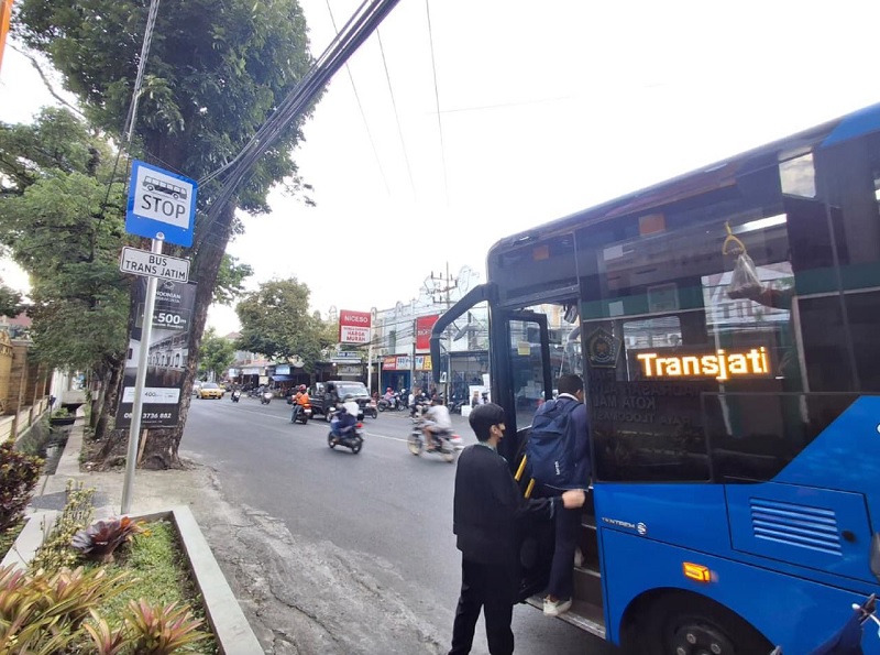 JARAK TERLALU DEKAT: Penempatan rambu titik henti Bus Trans Jatim di Jalan Raya Tlogomas dievaluasi.
