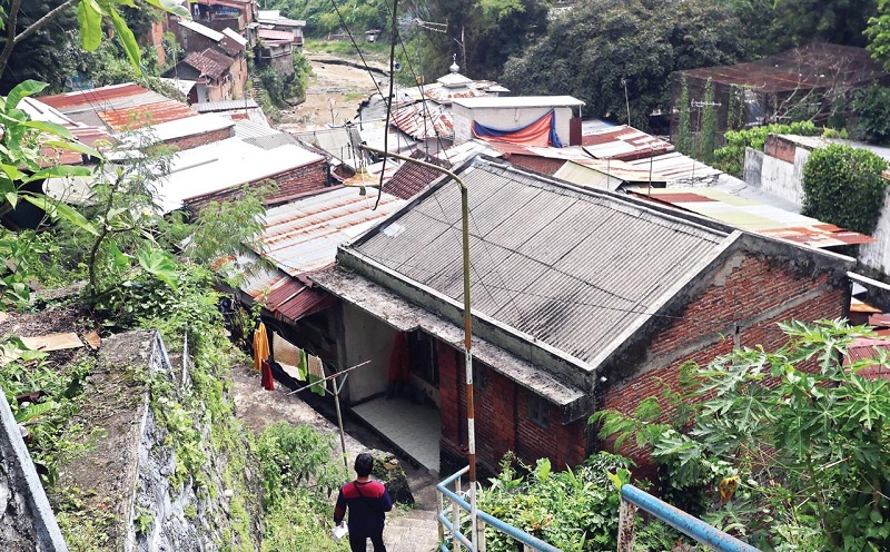BUTUH GENTENGISASI: Sebagian rumah di Kelurahan Kiduldalem, Kecamatan Klojen masih menggunakan atap berbahan seng.