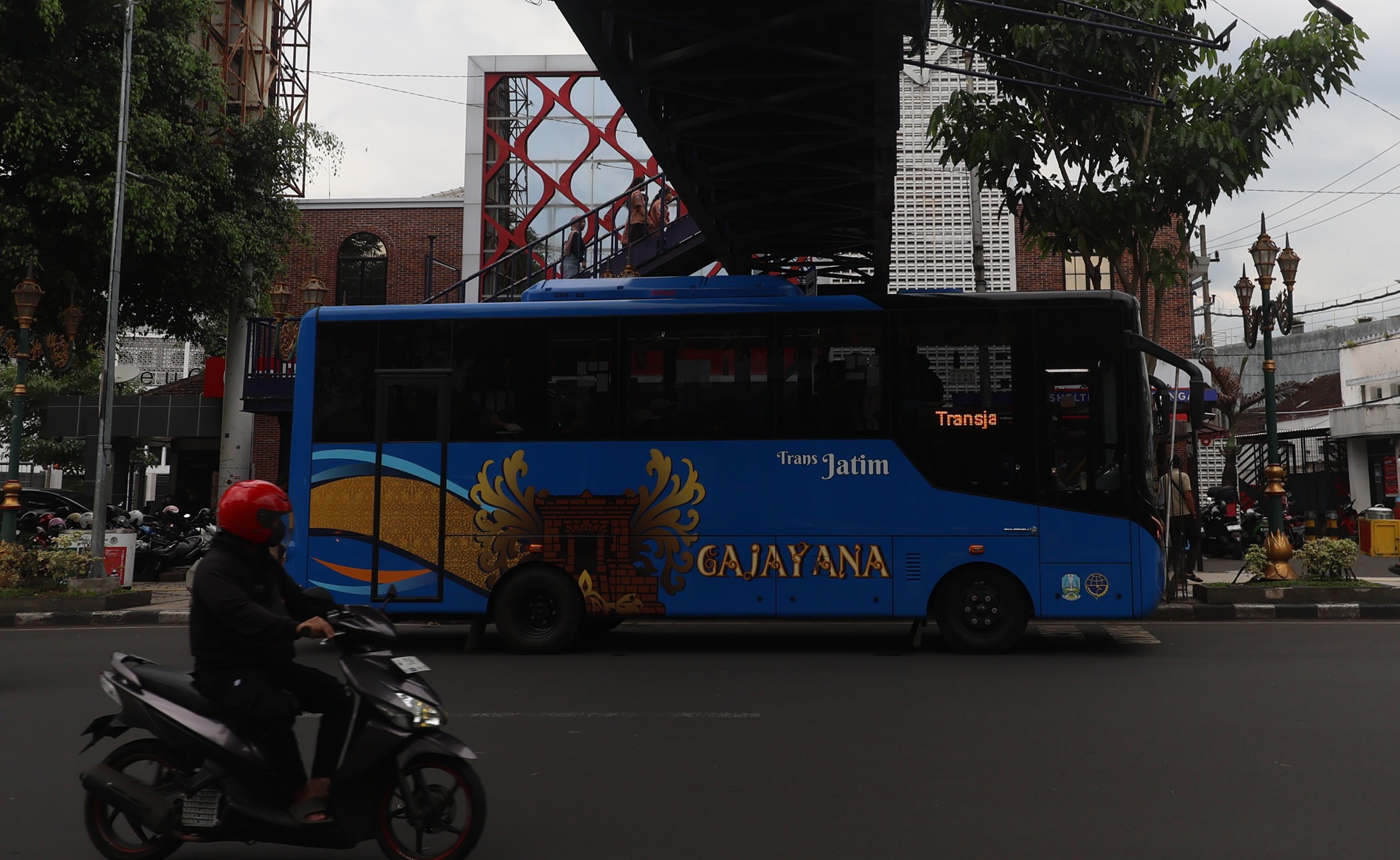 Bus Trans Jatim melintasi kawasan Kajoetangan Heritage. (Darmono/Radar Malang)