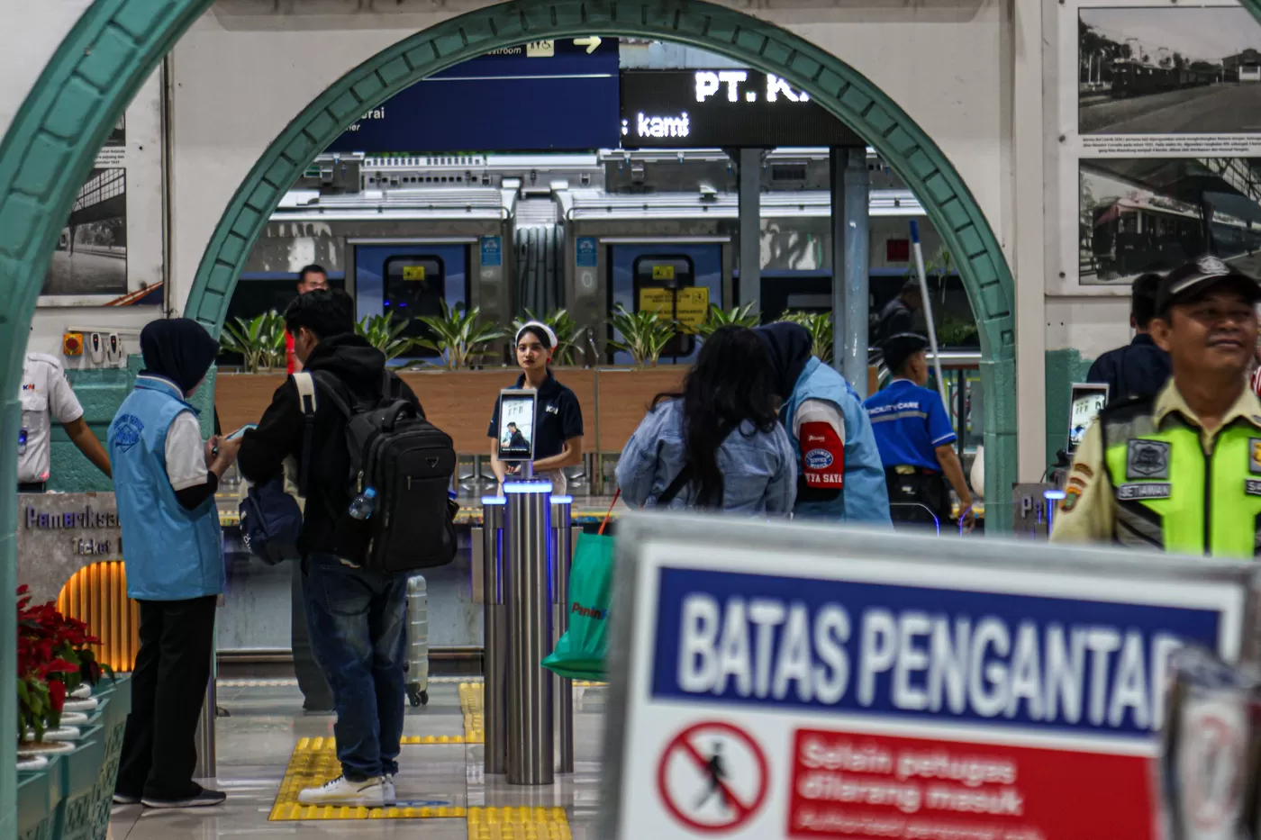 Sejumlah penumpang melakukan check-in mandiri di Stasiun Senen, Jakarta Pusat.