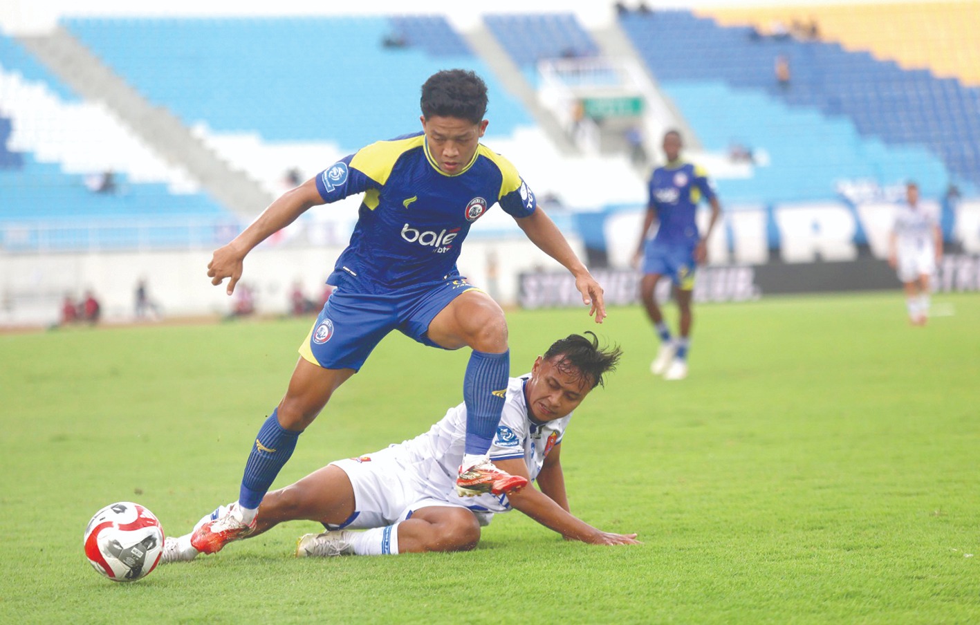 HARUS ABSEN: Rio Fahmi (kiri) berusaha lepas dari penjagaan pemain Persijap Jepara dalam laga BRI Super League di Stadion Kanjuruhan, 2 Februari lalu.