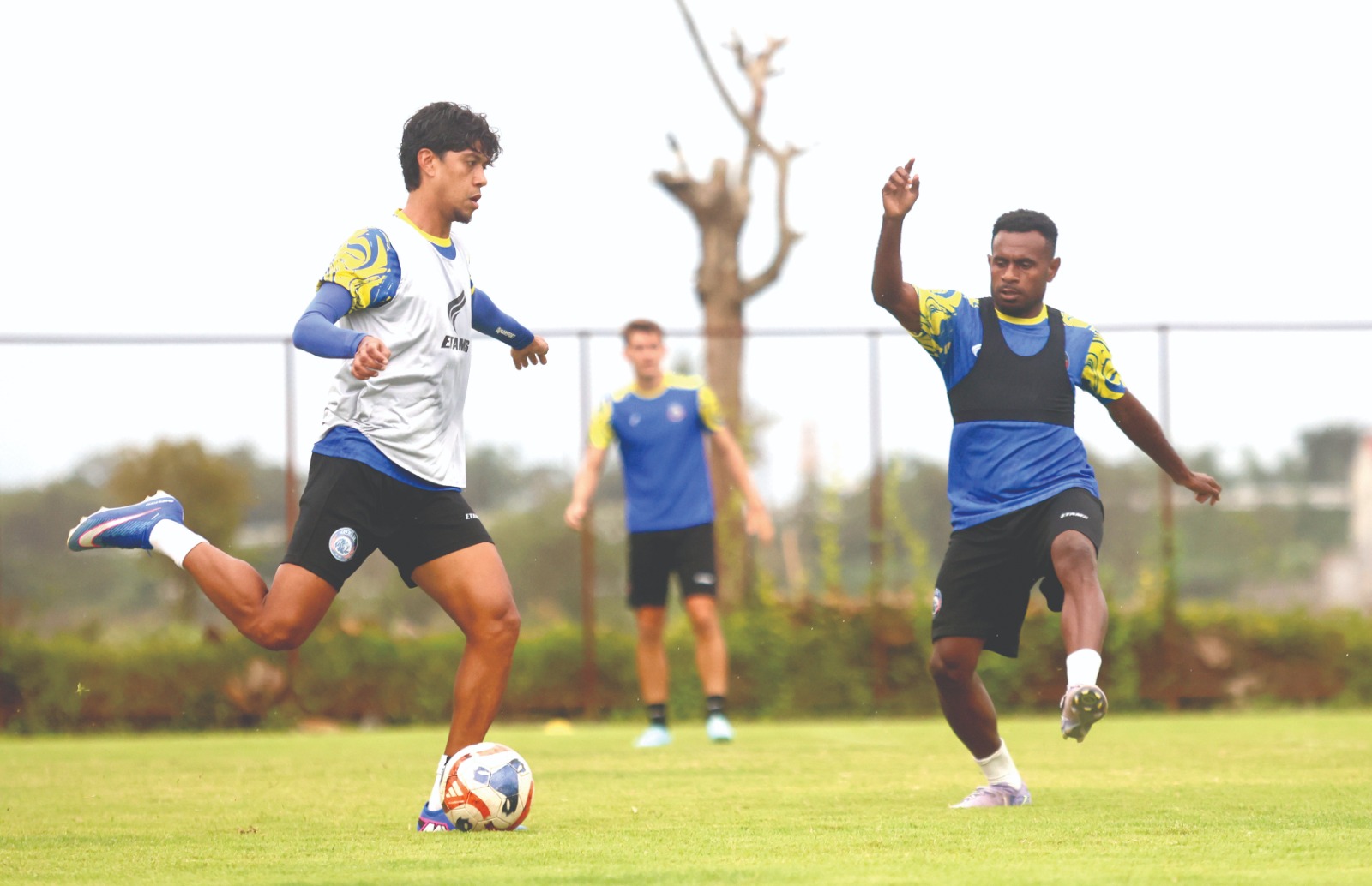 SIAP KERJA KERAS: Betinho Filho (kiri) berusaha melewati Samuel Balinsa dalam sesi latihan di Dreams Football Pitch, Pakis, beberapa waktu lalu.