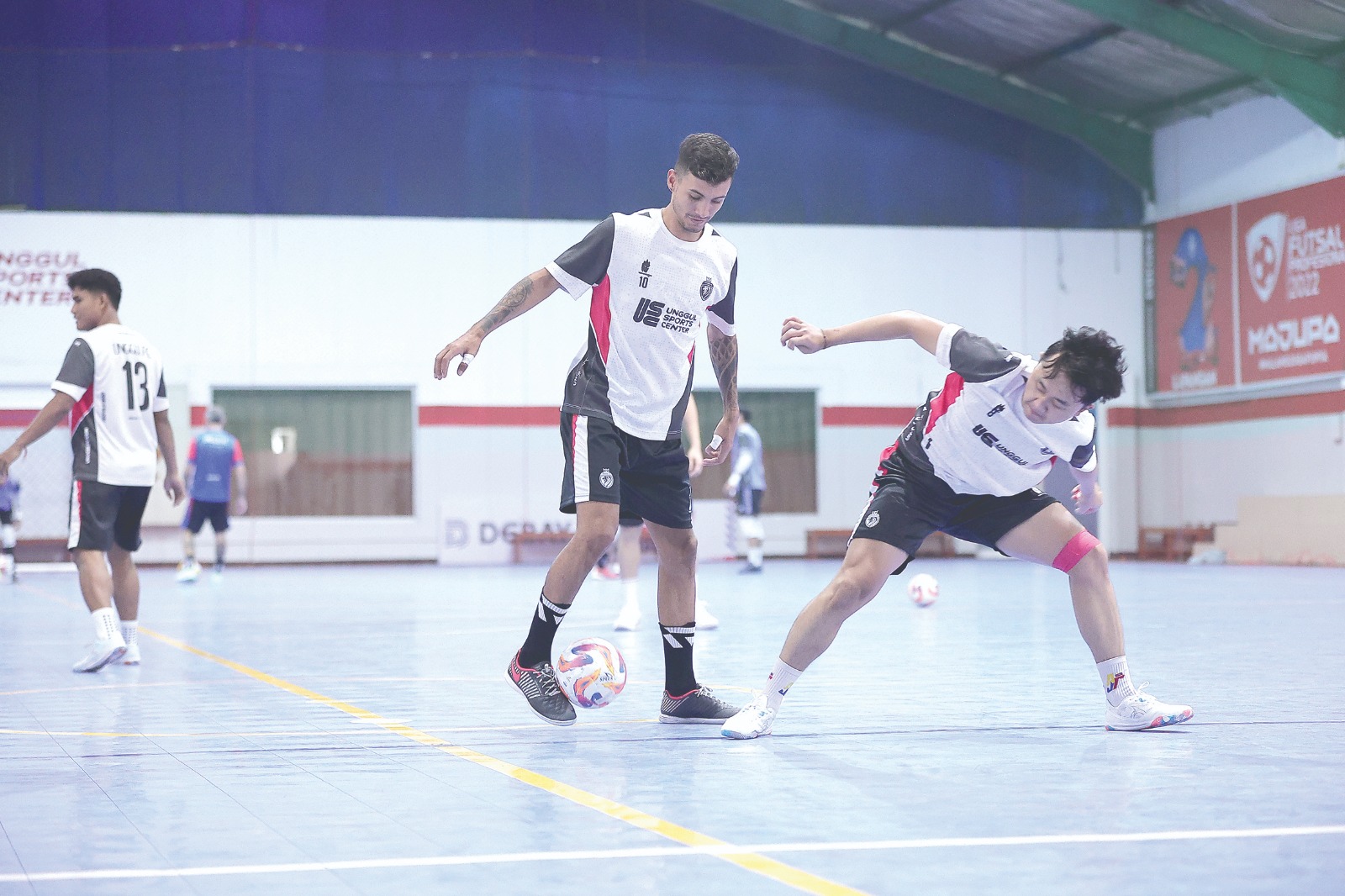 UJI KEKUATAN TIM: Andres Josue Teran (kiri) berusaha melewati Adam Ahlan dalam sesi latihan di Unggul Sports Center.
