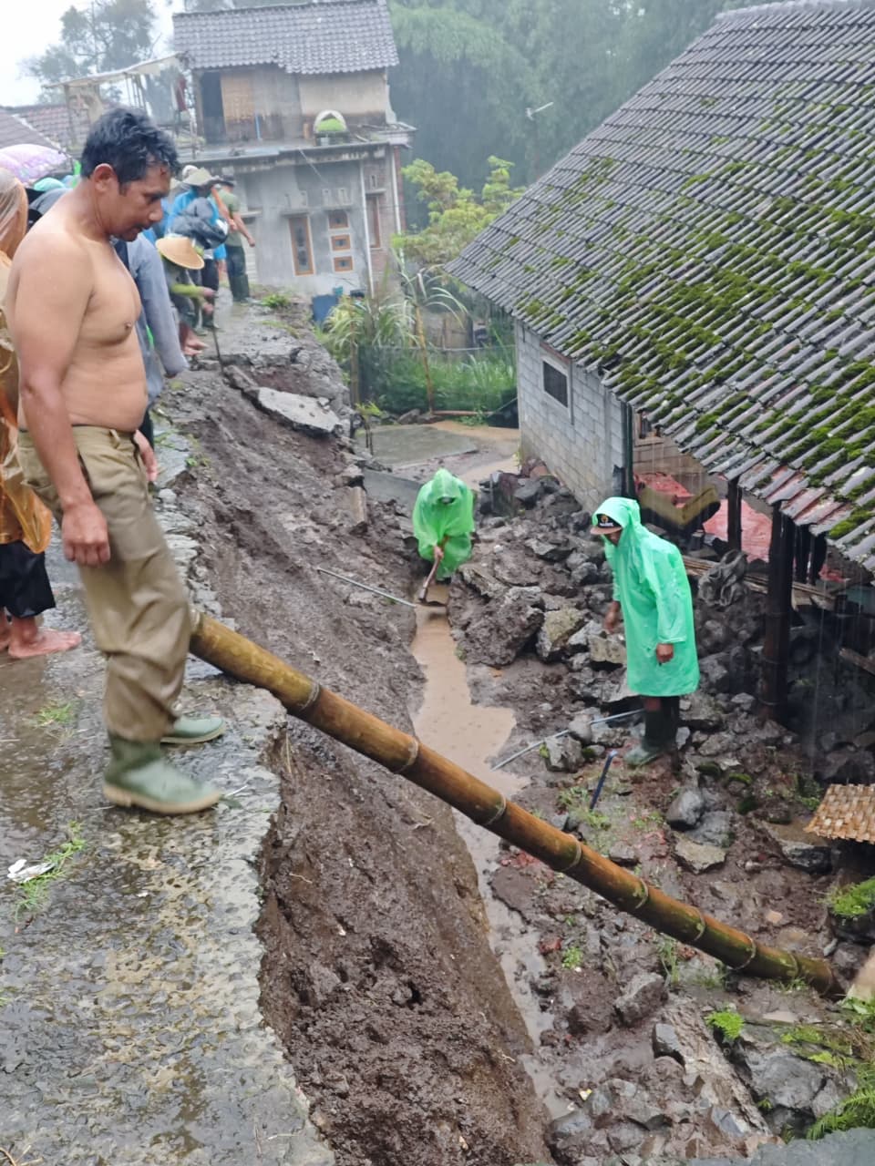 BANYAK KEJADIAN: Longsor terjadi di Desa Bendosari, Kecamatan Pujon, 21 Januari lalu. Salah satu rumah warga terdampak material longsoran.