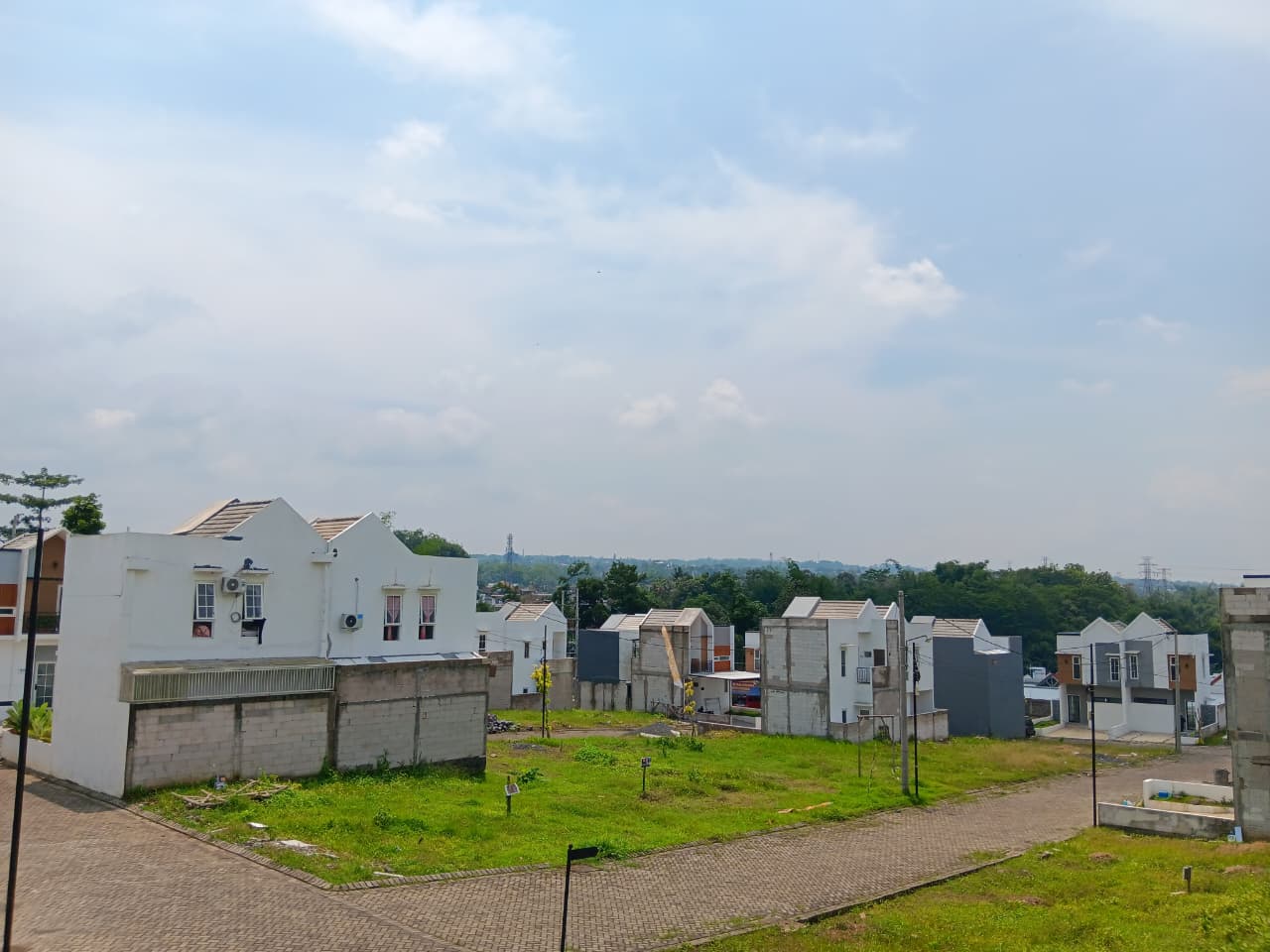 TERUS DIMAKSIMALKAN: Perumahan di Desa Sekarpuro, Kecamatan Pakis menjadi salah satu penyumbang pajak daerah.