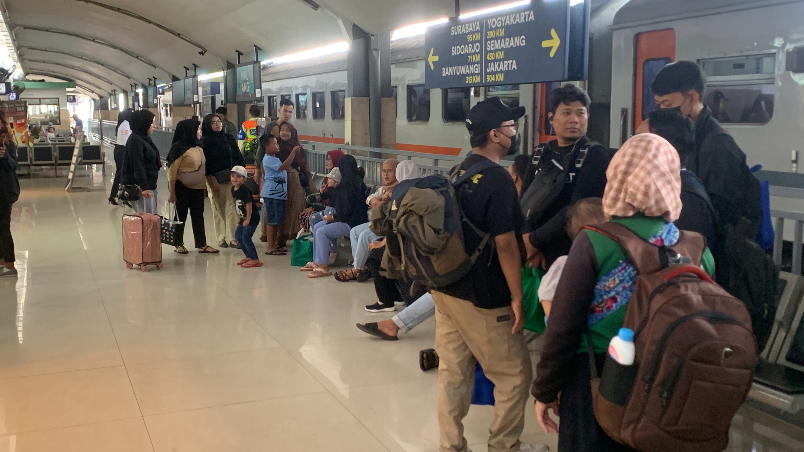 Sejumlah penumpang menunggu di peron Stasiun Malang. (Humas KAI Daop 8 Surabaya)
