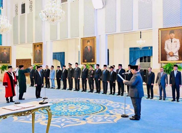 Presiden Prabowo Subianto resmi melantik Juda Agung sebagai Wakil Menteri Keuangan di Istana Negara, Jakarta. (Sumber : @gibran_rakabuming)