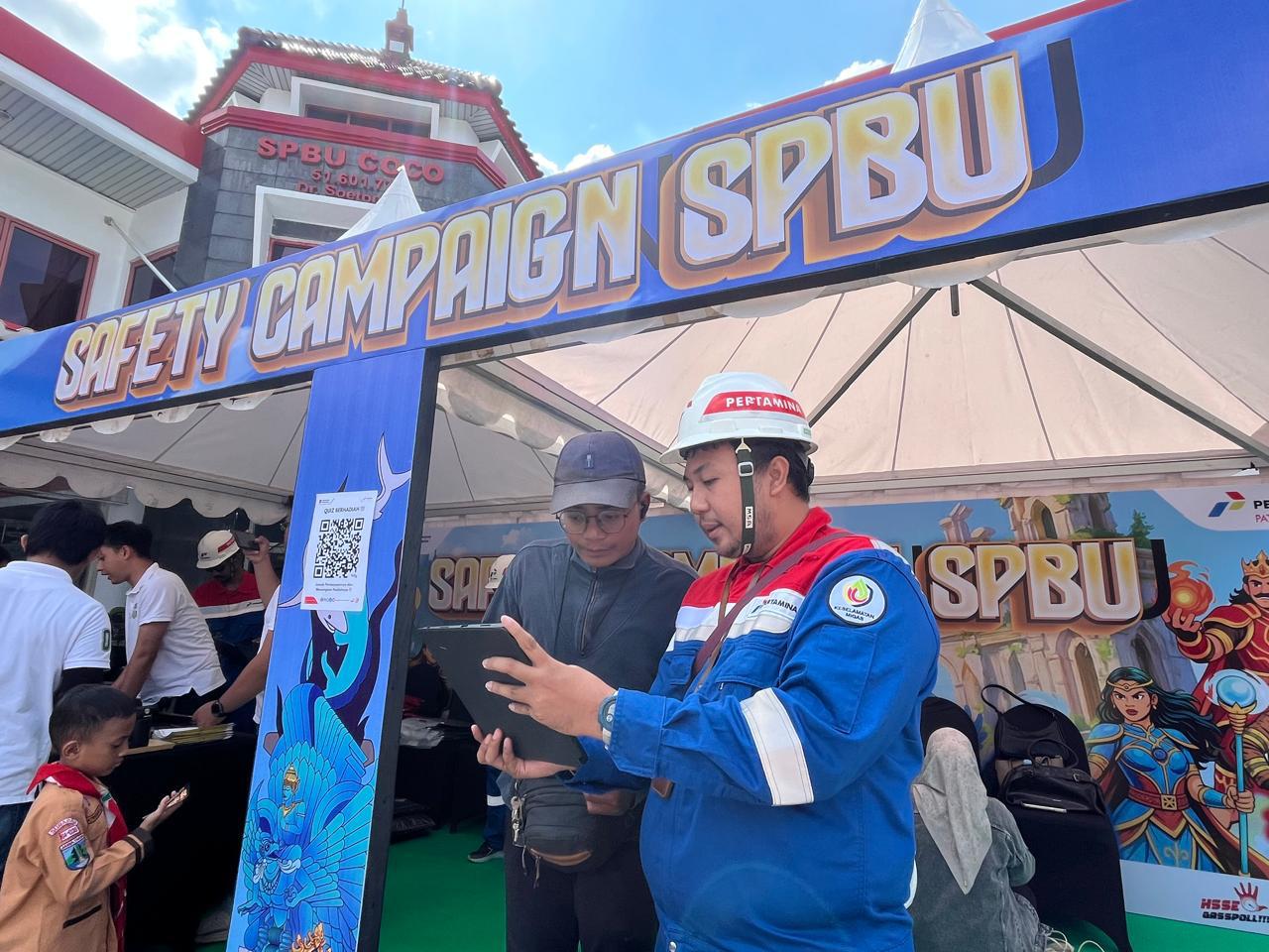 ANTUSIAS: Warga menyimak penjelasan dari petugas dalam kampanye keselamatan SPBU yang digelar Pertamina Patra Niaga Jatimbalinus di Surabaya, 5-6 Februari 2026.