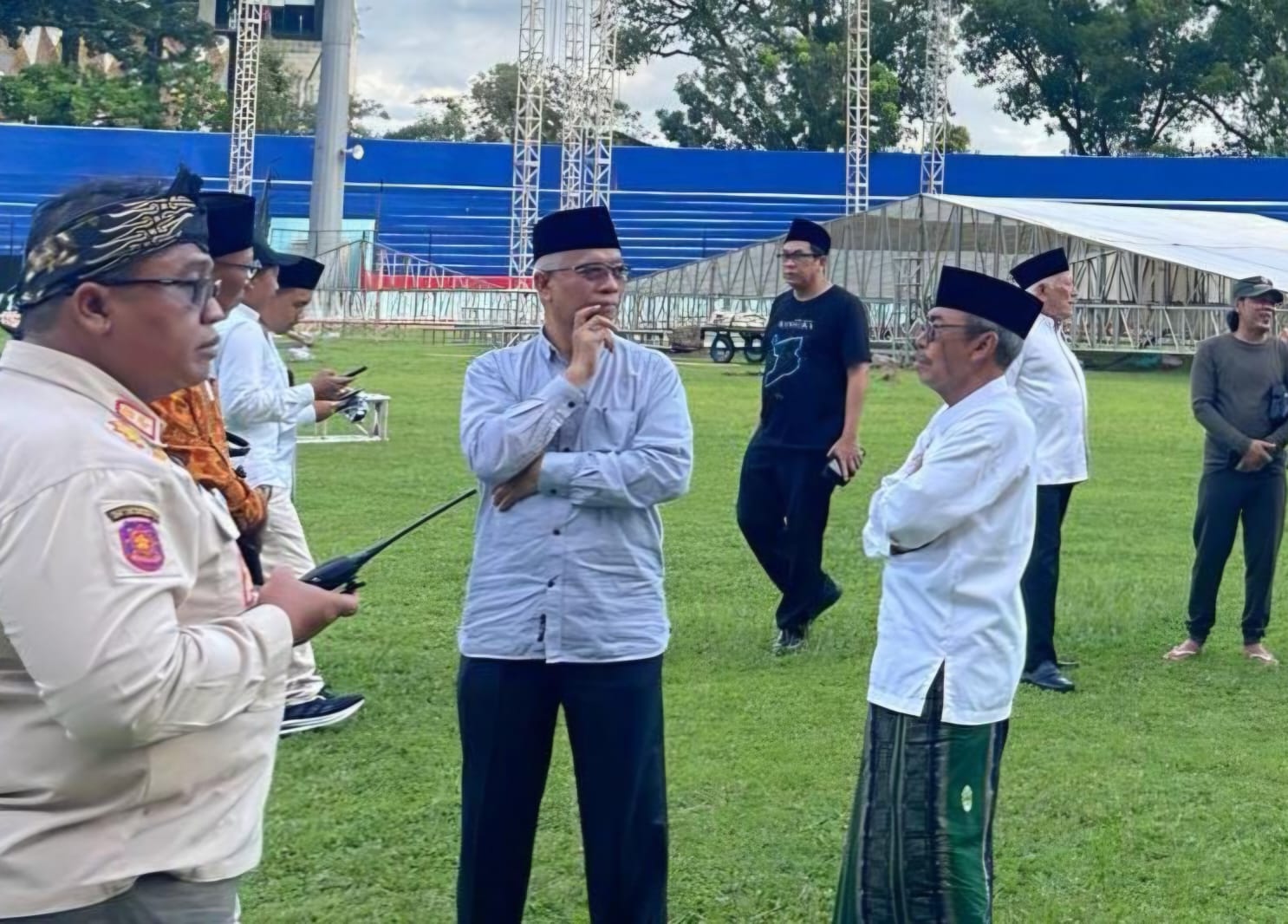 SIAP: Ketua PCNU Kota Malang Dr KH Isroqunnajah (tengah) meninjau kesiapan lokasi Mujahadah Kubro Harlah 100 Tahun NU di Stadion Gajayana, Jumat (6/2).