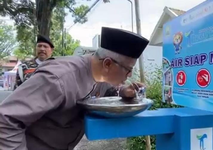 SEGAR: Ketua PCNU Kota Malang Dr KH Isroqunnajah mencoba air siap minum di kompleks Stadion Gajayana yang disediakan untuk peserta mujahadah kubro harlah seabad NU, Jumat (6/2).