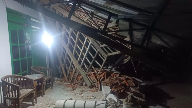 Kondisi rumah di Pacitan yang terdampak gempa pada Jumat (6/2) dini hari. (Nur Cahyono/Radar Pacitan)
