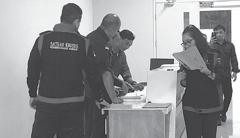 CARI DOKUMEN ASLI: Petugas dari Kejari Kabupaten Malang mendatangi Kantor Dispora Kabupaten Malang, Kamis siang (5/6).
