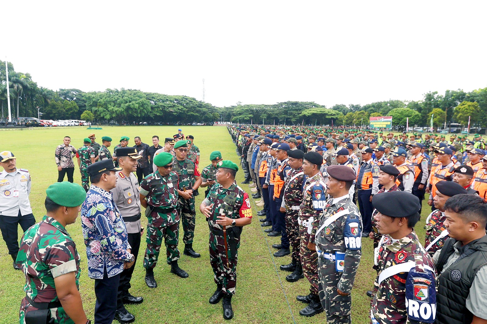 PENGAMANAN: (1) Danrem 083/Baladhika Jaya Kolonel Inf Kohir, (2) Wali Kota  Malang Wahyu Hidayat, dan (3) Kapolresta Malang Kota Kombes Pol Putu Kholis Aryana dalam apel. (Darmono/Radar Malang)