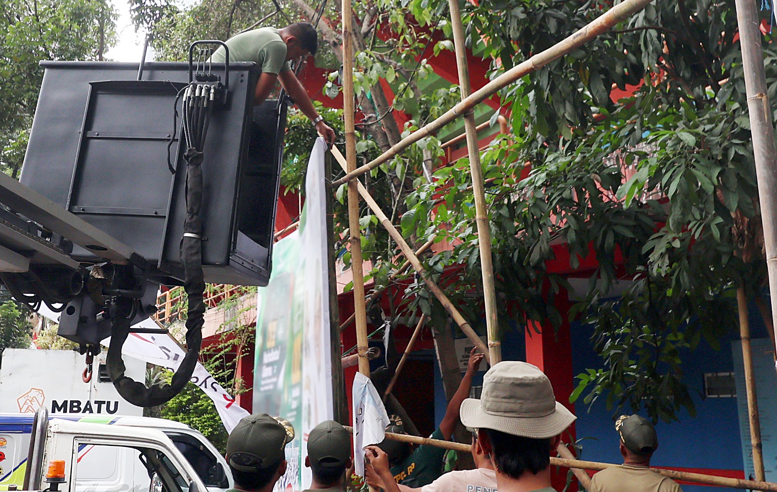 PERLU DITATA: Deretan reklame di sisi luar Stadion Gajayana menjadi perhatian Wali Kota Malang Wahyu Hidayat kemarin. (Darmono/Radar Malang)