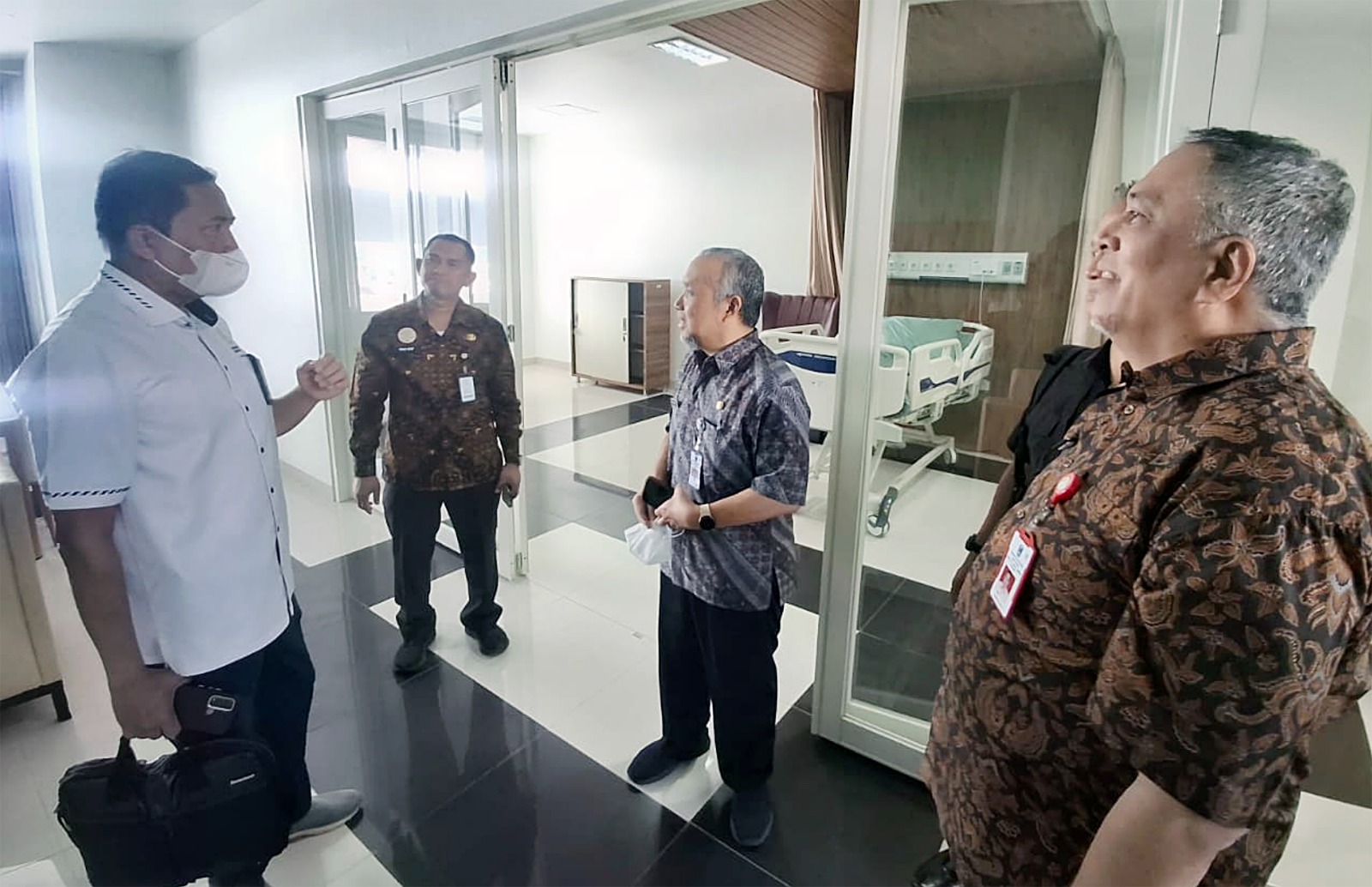 TAMBAH FASILITAS:  Tim dokter kepresidenan meninjau kesiapan RSSA menjelang Harlah Satu Abad NU kemarin. (Nabila Amelia/Radar Malang)