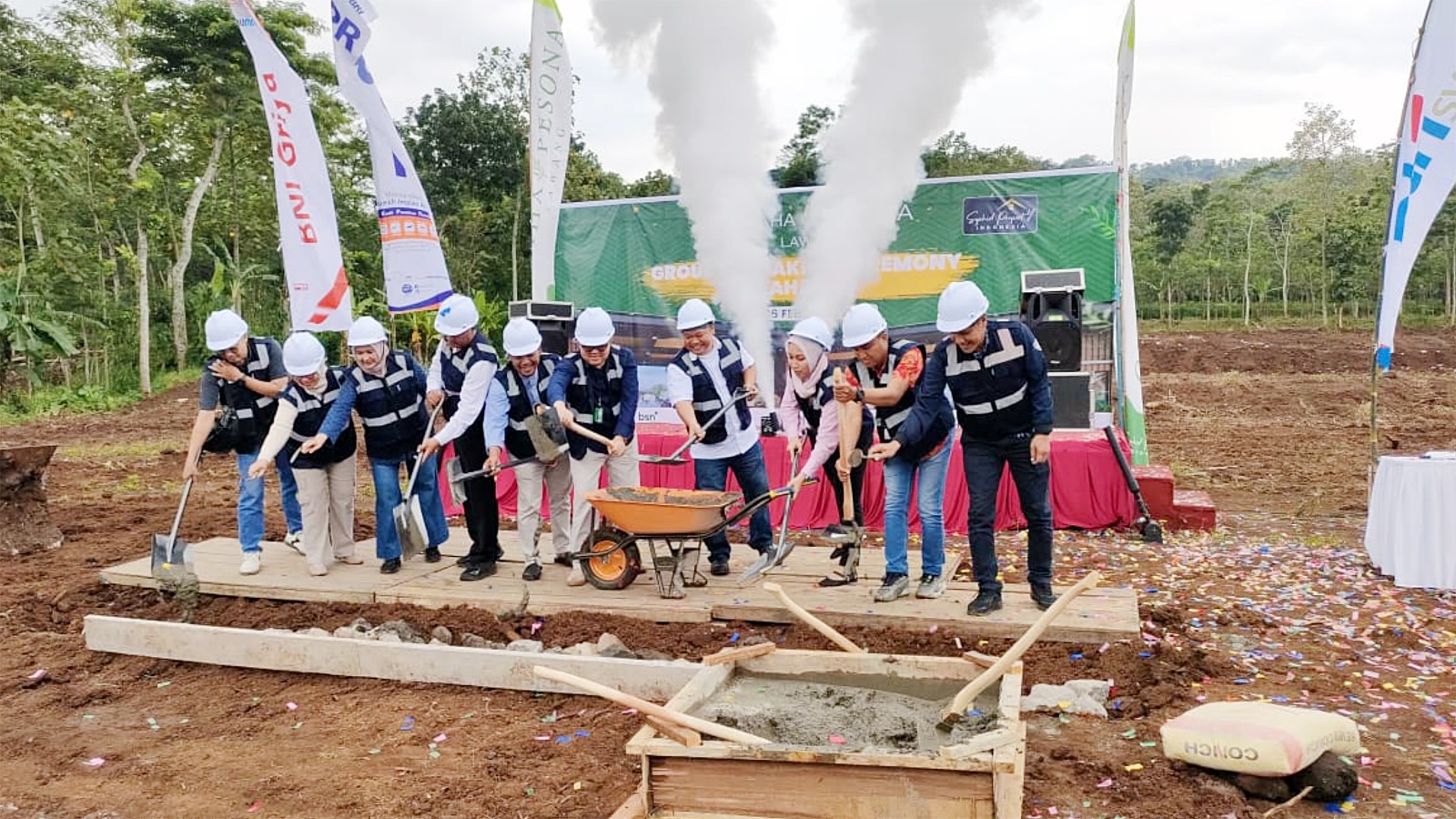RUMAH RAKYAT: Jajaran pimpinan PT Syahid Property Indonesia melakukan ground breaking tahap II Perumahan Graha Pesona Lawang di Dusun Ngendeng, Desa Sidodadi, Lawang kemarin. (Moh Rizal/Radar Malang)