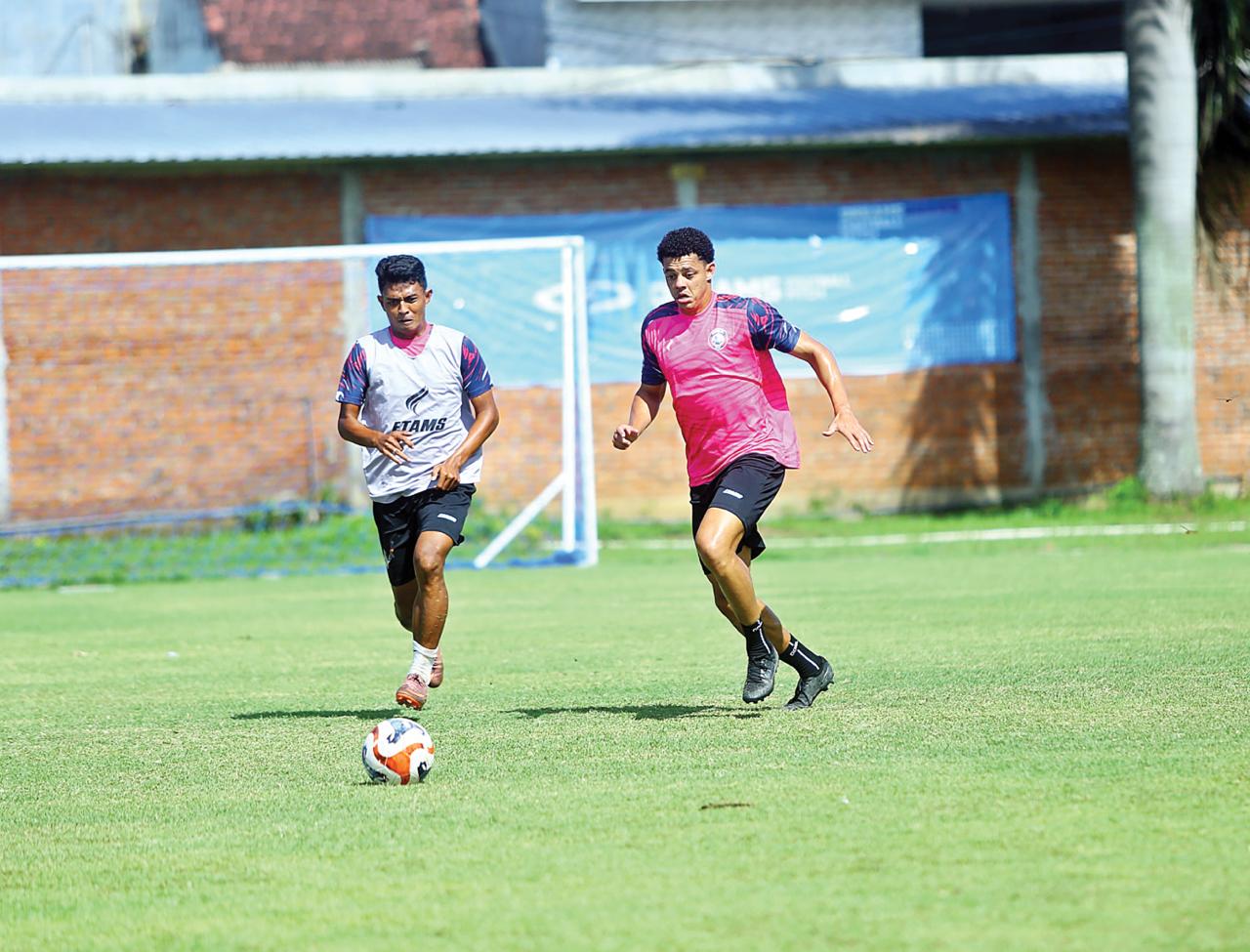 BISA SEGERA BERMAIN: Center back anyar Arema FC Walisson Maia (kanan) berusaha merebut bola dari Dedik Setiawan dalam sesi latihan di Dreams Football Pitch, kemarin.