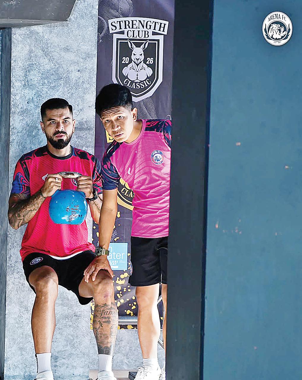 JALANI PEMULIHAN: Julian Guevara didampingi Fisioterapis Arema FC Reta Arroyan melakukan penguatan di Strength Club, Kamis lalu (5/2).