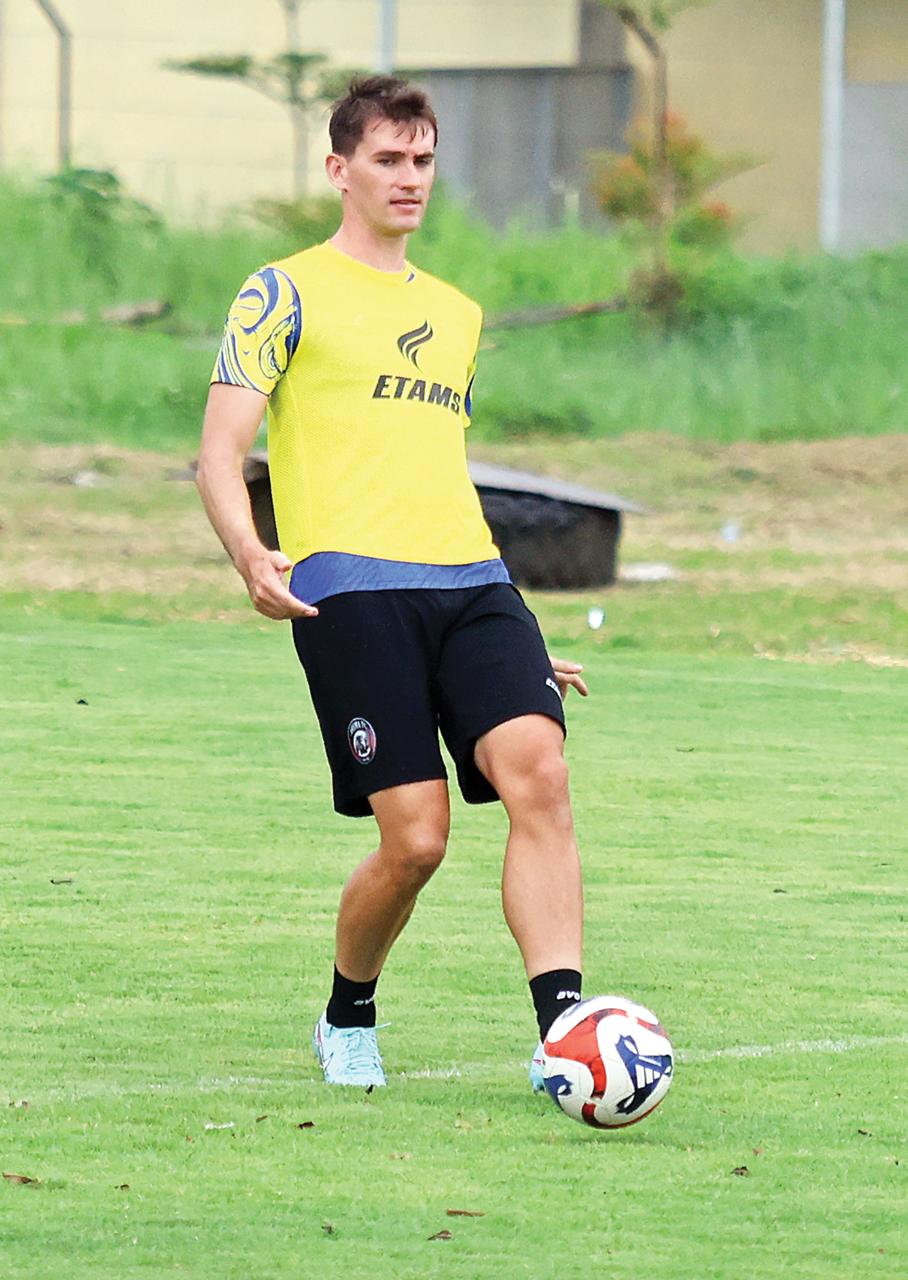 MENUNGGU KLUB BARU: Odivan Koerich menjalani sesi latihan bersama Arema FC di Dreams Football Pitch, Pakis beberapa waktu lalu.