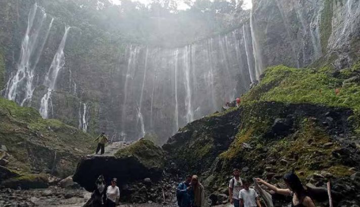 BANYAK DIMINATI: Cukup banyak wisatawan mancanegara yang berkunjung ke Coban Sewu didesa Sidorenggo, Kecamatan ampelgading. Tahun lalu, ada sekitar 24 ribu wisatawan asing yang datang ke sana.